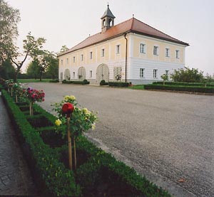 Rosenhof mit Nebengebäude